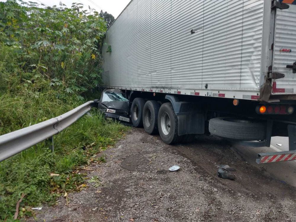 Carreta passa por cima de carro e outros dois  veículos são atingidos