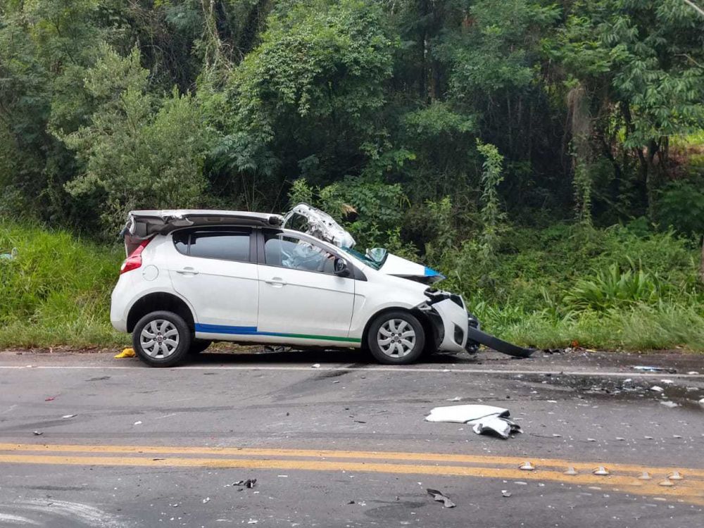 Carreta passa por cima de carro e outros dois  veículos são atingidos