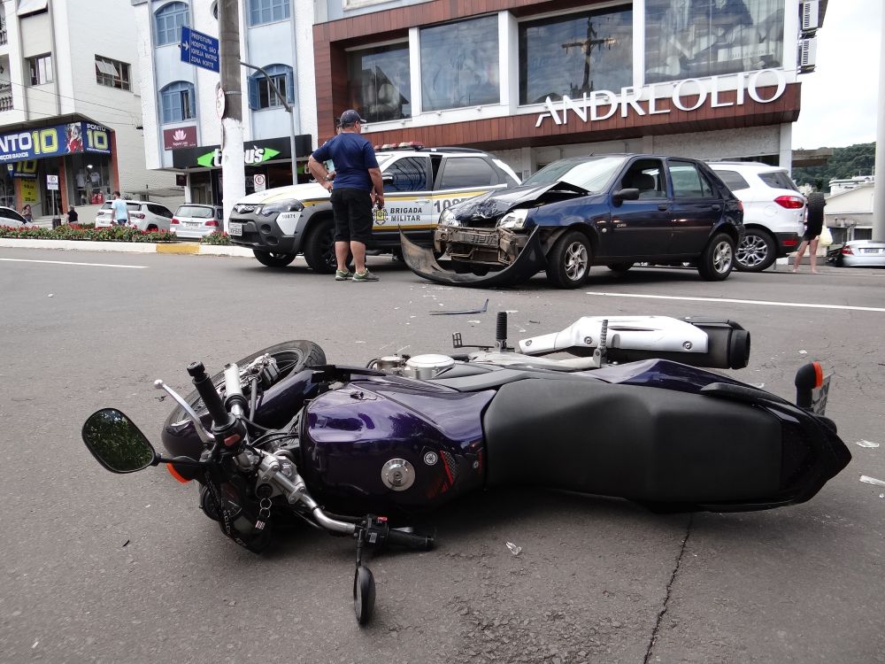 Acidente na Independência deixa motociclista ferido