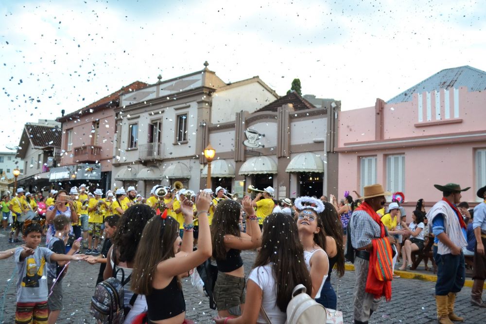 Carnaval Retrô leva dezenas de pessoas às ruas de Garibaldi