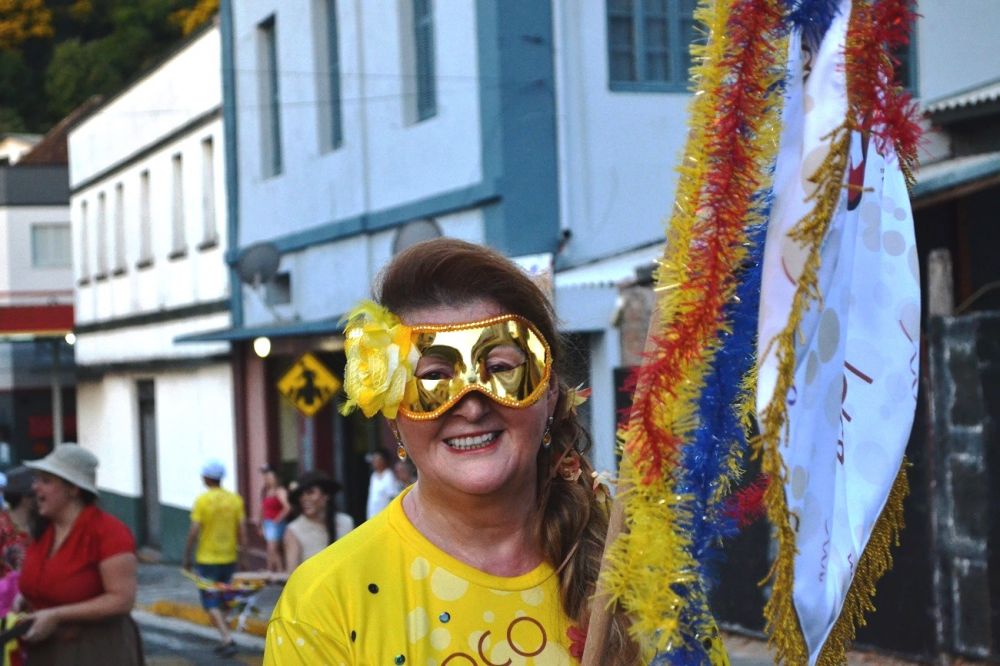 Carnaval Retrô leva dezenas de pessoas às ruas de Garibaldi