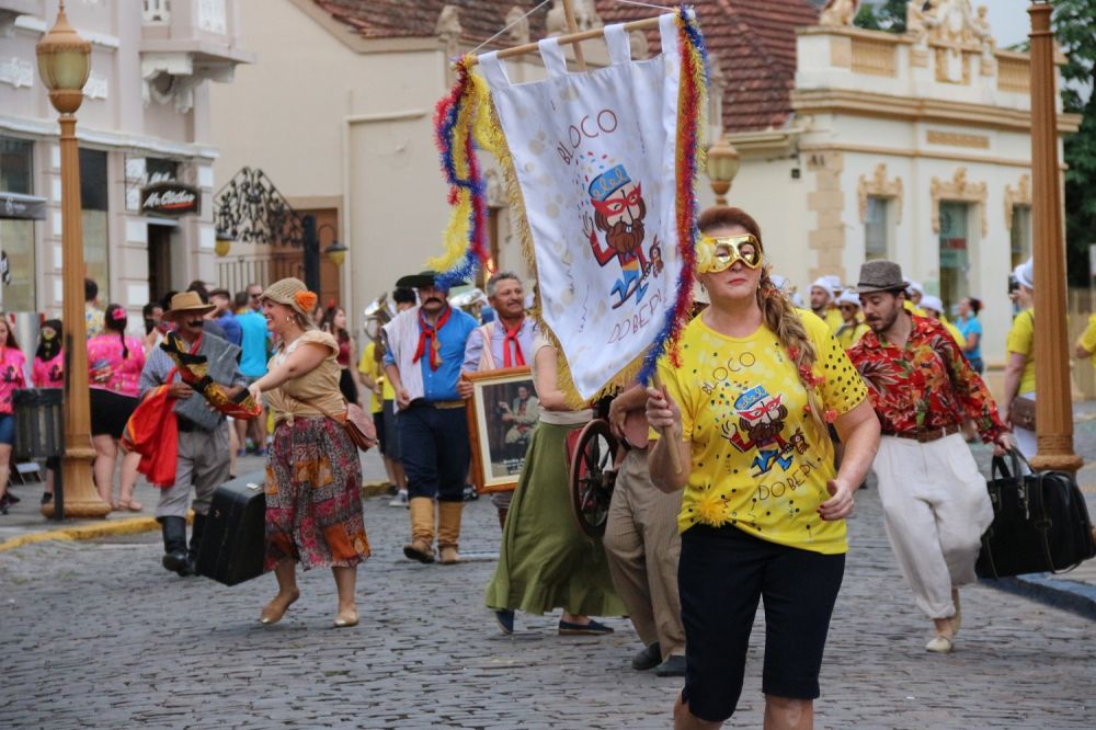 Carnaval Retrô leva dezenas de pessoas às ruas de Garibaldi