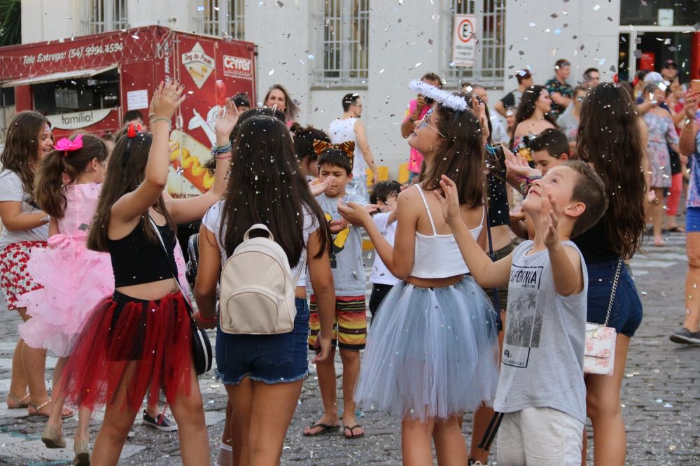 Carnaval Retrô leva dezenas de pessoas às ruas de Garibaldi