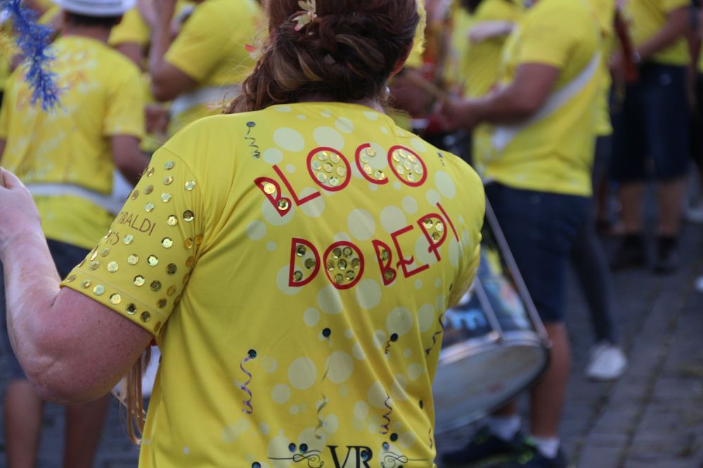 Carnaval Retrô leva dezenas de pessoas às ruas de Garibaldi