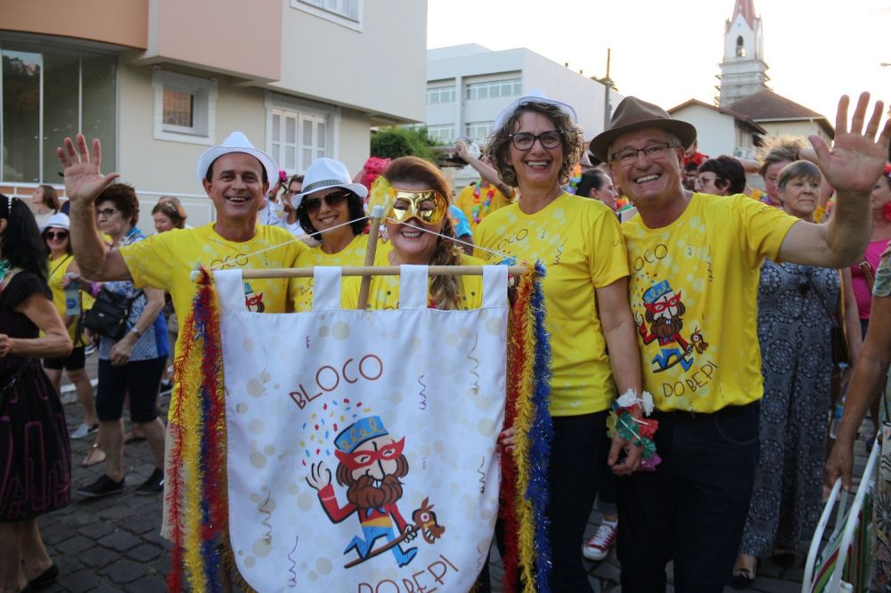 Carnaval Retrô leva dezenas de pessoas às ruas de Garibaldi