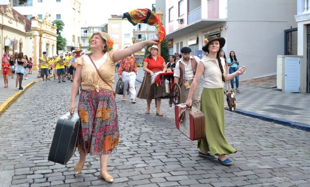 Carnaval Retrô leva dezenas de pessoas às ruas de Garibaldi