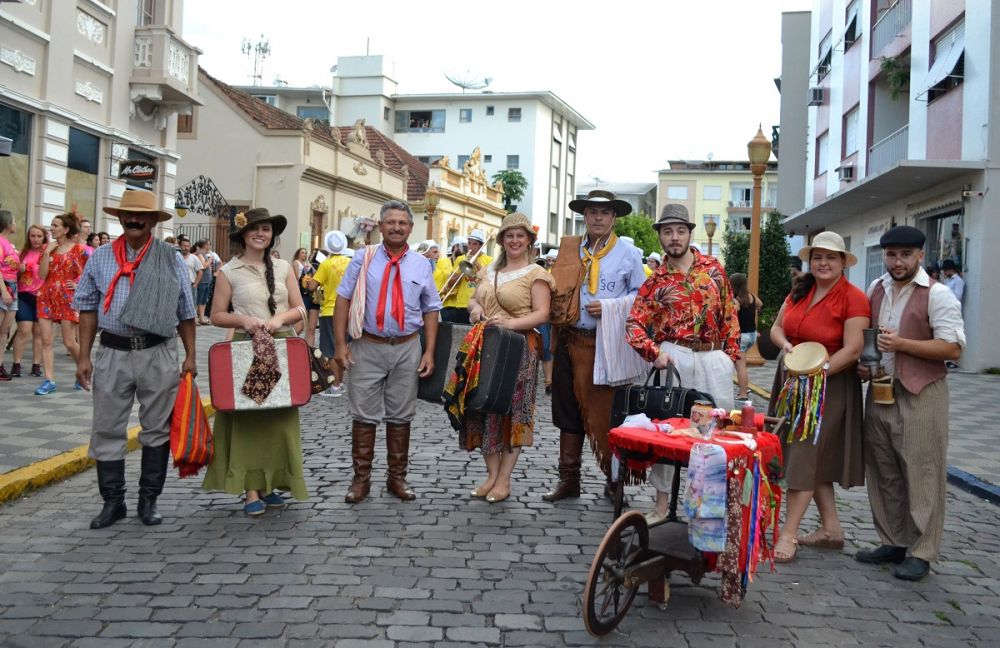 Carnaval Retrô leva dezenas de pessoas às ruas de Garibaldi