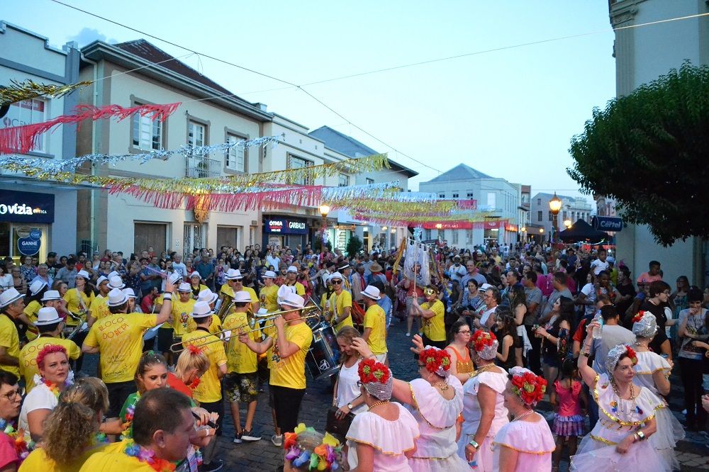 Carnaval Retrô leva dezenas de pessoas às ruas de Garibaldi