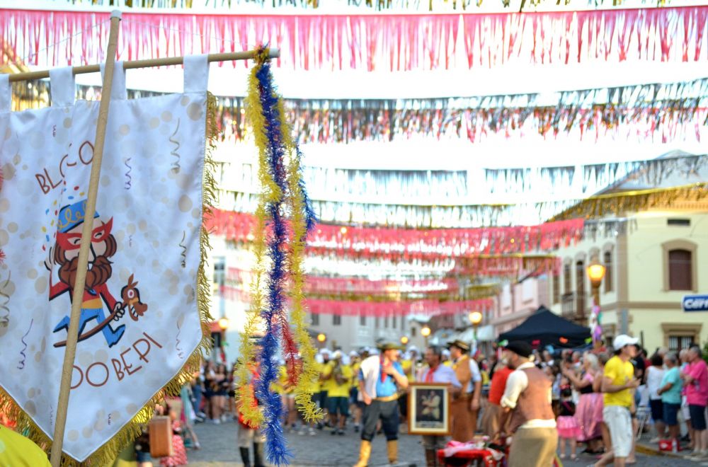 Carnaval Retrô leva dezenas de pessoas às ruas de Garibaldi