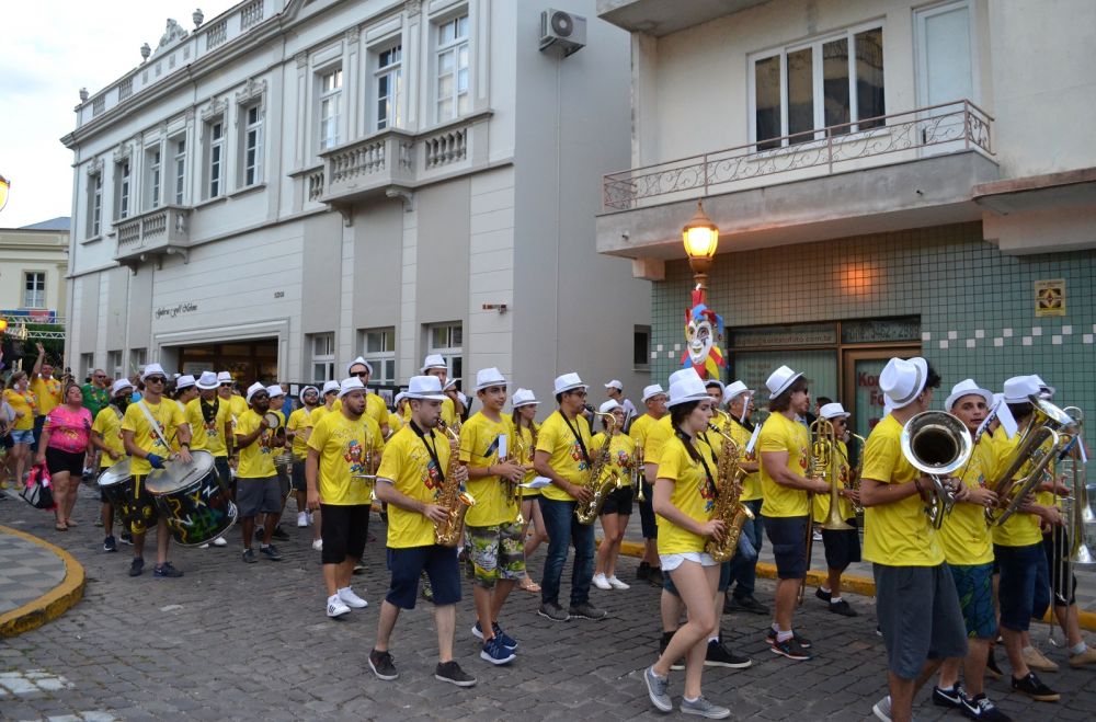 Carnaval Retrô leva dezenas de pessoas às ruas de Garibaldi