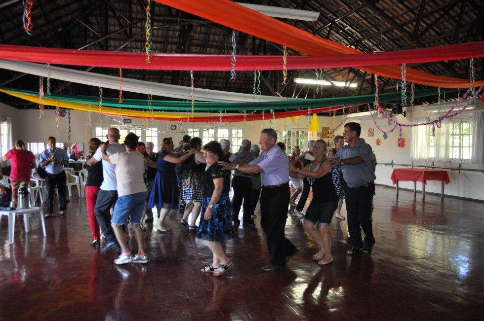 Idosos participam de Baile de Carnaval em Carlos Barbosa