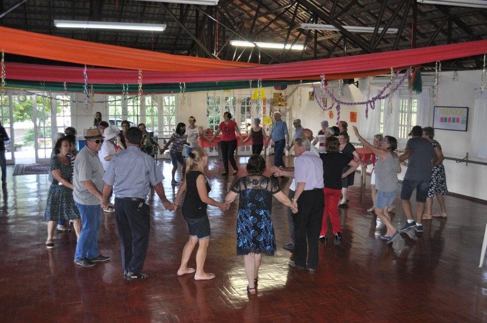 Idosos participam de Baile de Carnaval em Carlos Barbosa