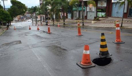 Bento Gonçalves: Asfalto cede e rua fica com trânsito em meia pista