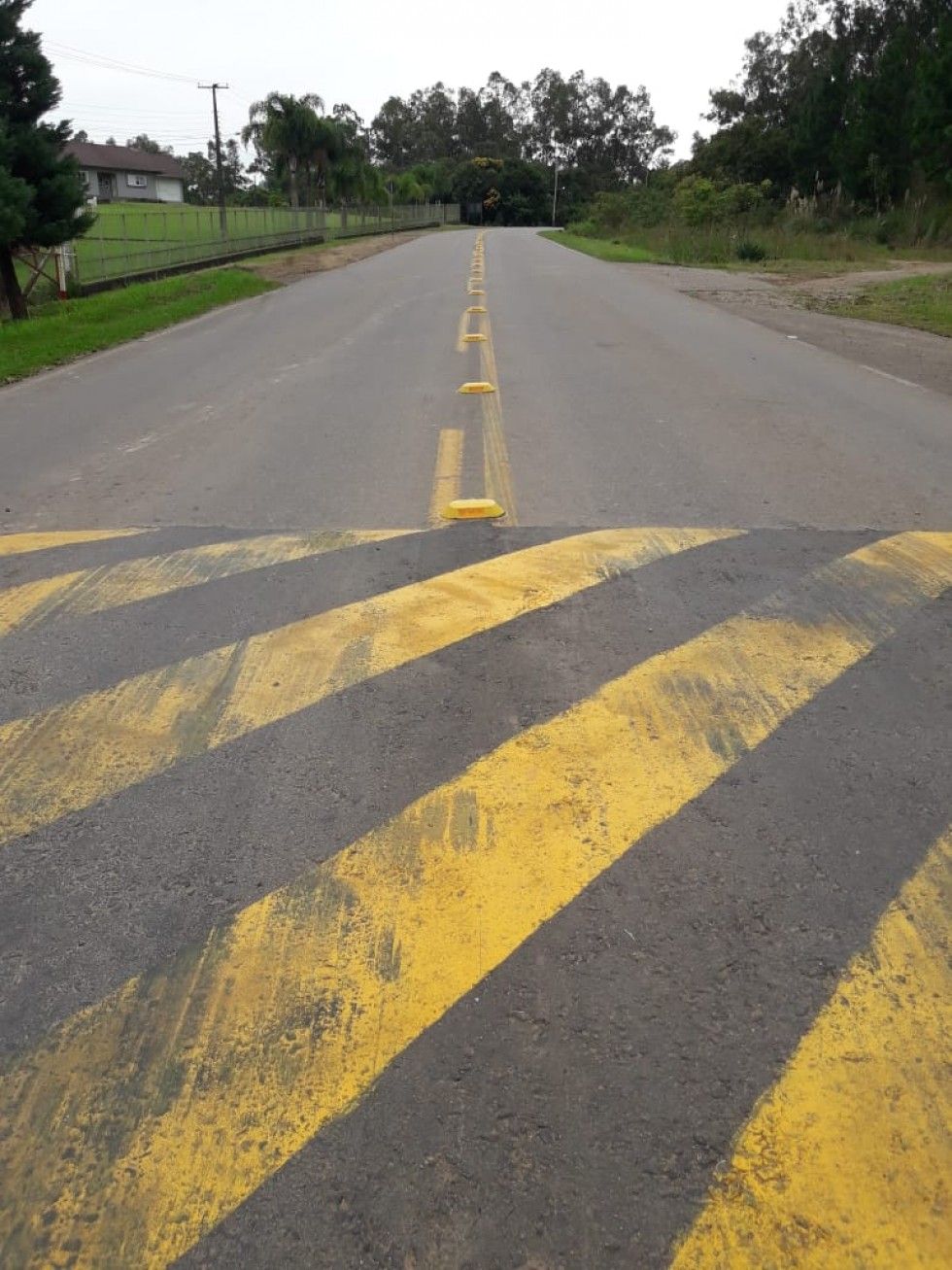 Tachões são colocados na Estrada Desvio Machado