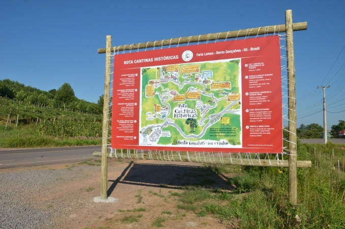 Faria Lemos recebe placa com Mapa da Rota das Cantinas