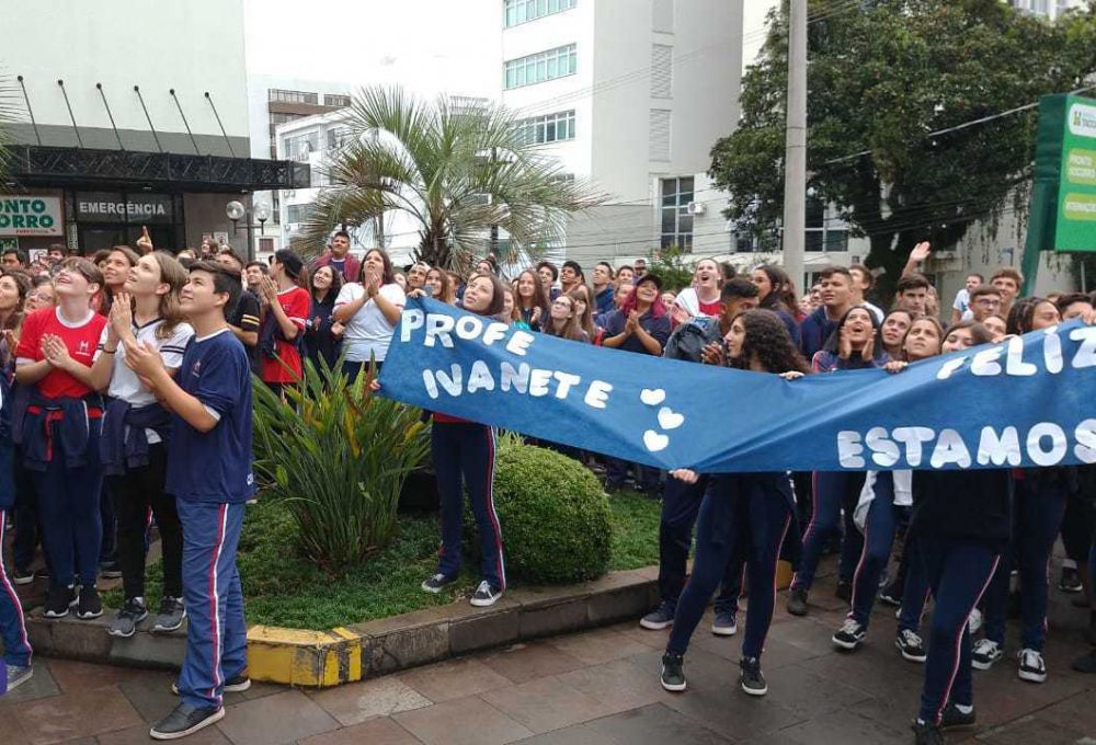 Alunos vão até hospital homenagear professora com Leucemia 