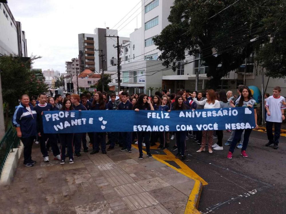 Alunos vão até hospital homenagear professora com Leucemia 