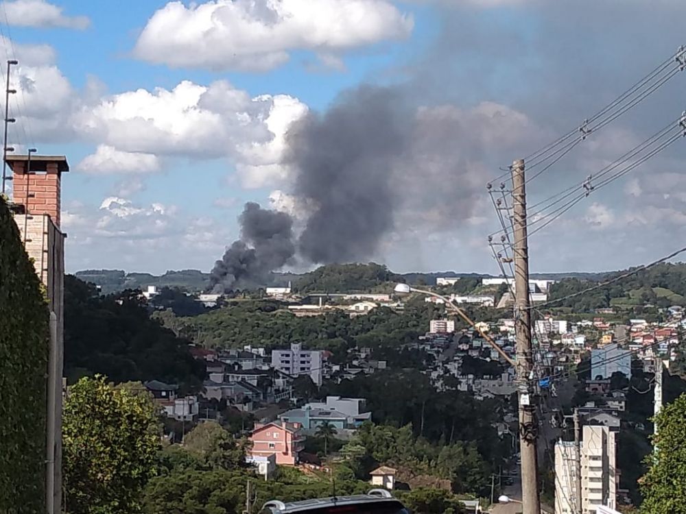 Incêndio de grandes proporções atinge metalúrgica em Bento Gonçalves