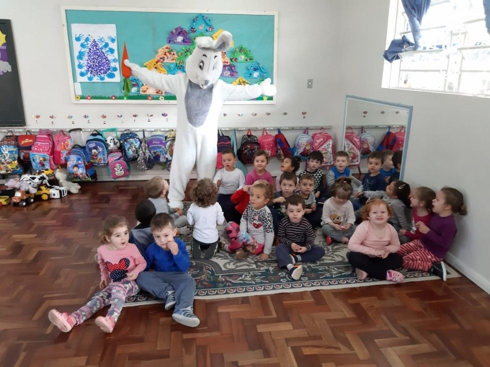 Coelhinho da Páscoa visita as escolas de Carlos Barbosa