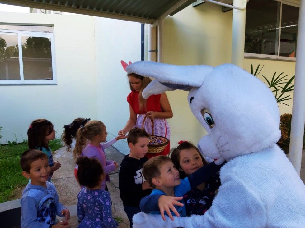 Coelhinho da Páscoa visita as escolas de Carlos Barbosa