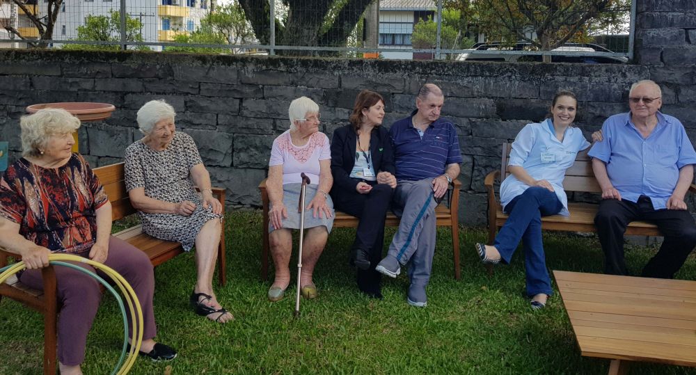 Casa de repouso em Carlos Barbosa trabalha a Pet Terapia