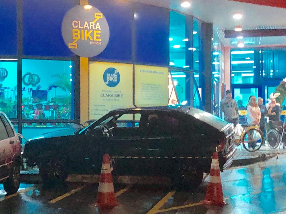 Homem perde controle de veículo em estacionamento de supermercado