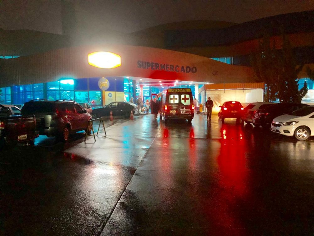 Homem perde controle de veículo em estacionamento de supermercado
