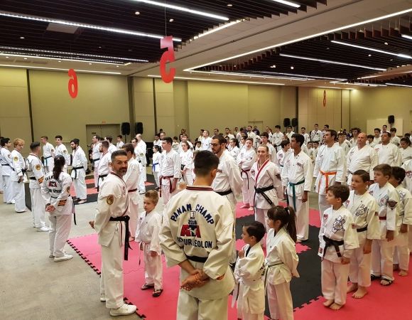 Cerca de 300 competidores participaram de torneio de Taekwondo em Bento