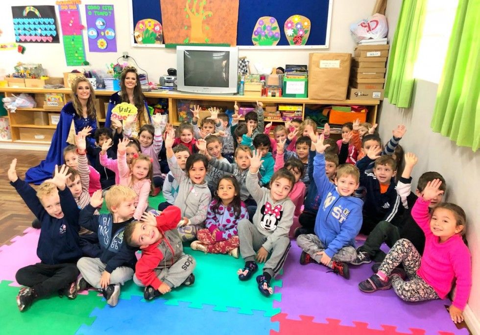 Soberanas do FestiQueijo visitam escolas de Carlos Barbosa