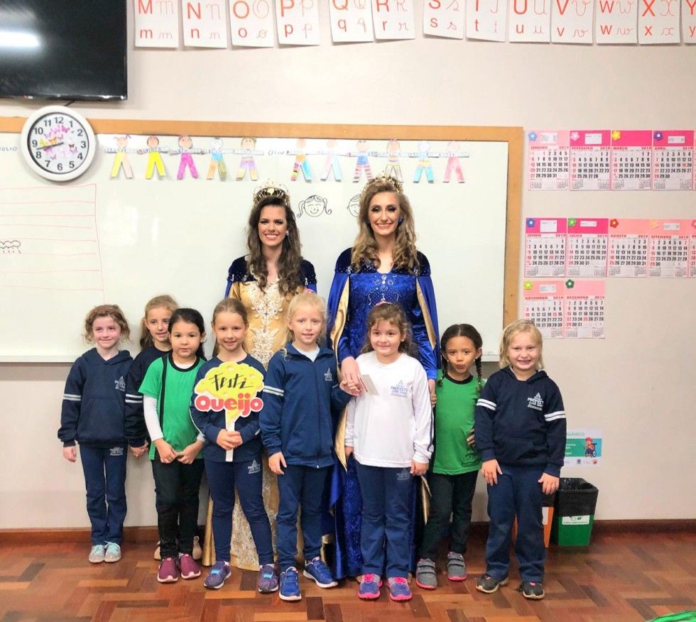 Soberanas do FestiQueijo visitam escolas de Carlos Barbosa