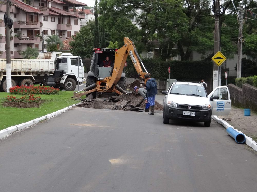 Adutora rompe e bairros de Garibaldi ficam sem água