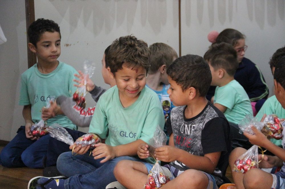 Idosos entregam doces a crianças em Garibaldi