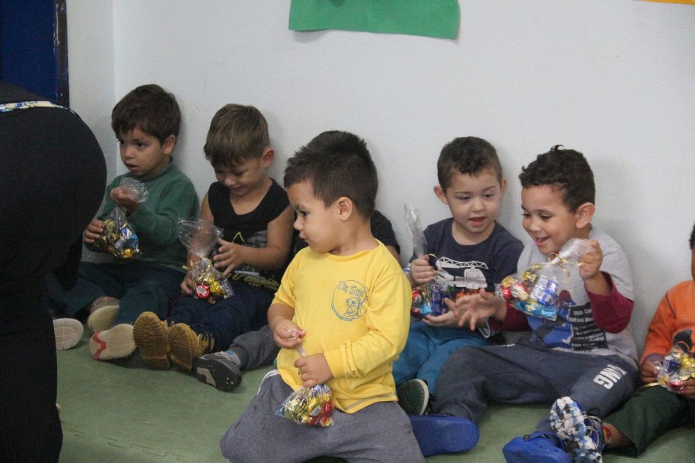 Idosos entregam doces a crianças em Garibaldi