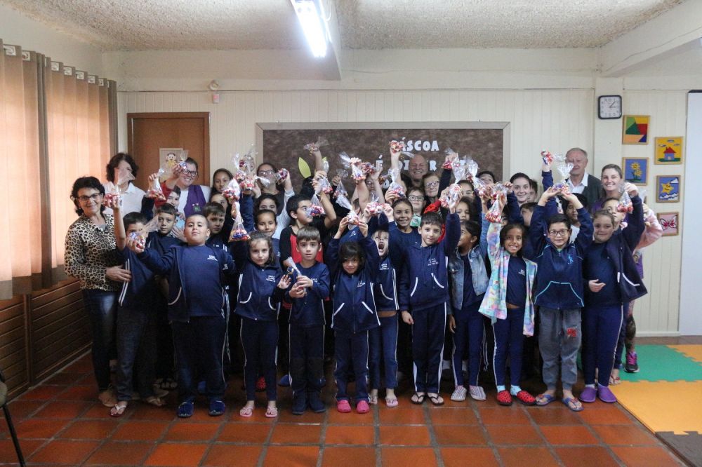 Idosos entregam doces a crianças em Garibaldi