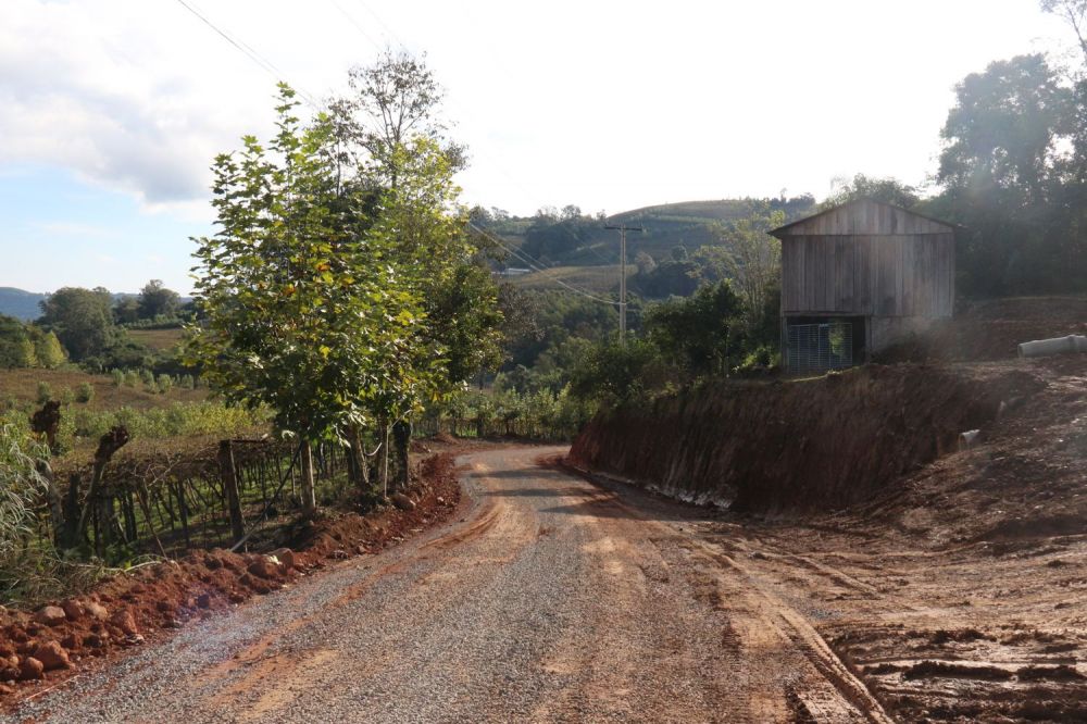 Garibaldi inicia obras de pavimentação no interior