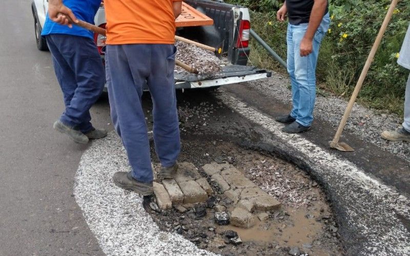 Após "pescaria" em buraco da ERS 122, prefeitura de Farroupilha realiza reparo