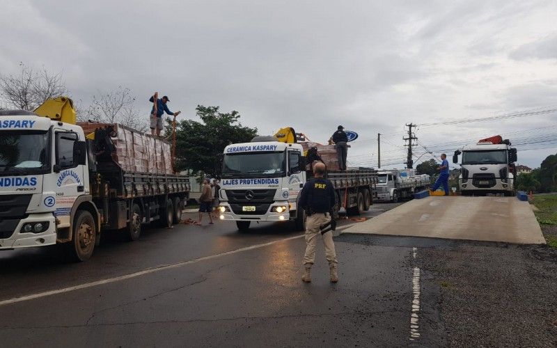 PRF faz operação para flagrar excesso de peso em caminhões na BR 470