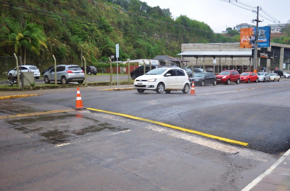 Faixa elevada é implantada no acesso ao centro de Carlos Barbosa