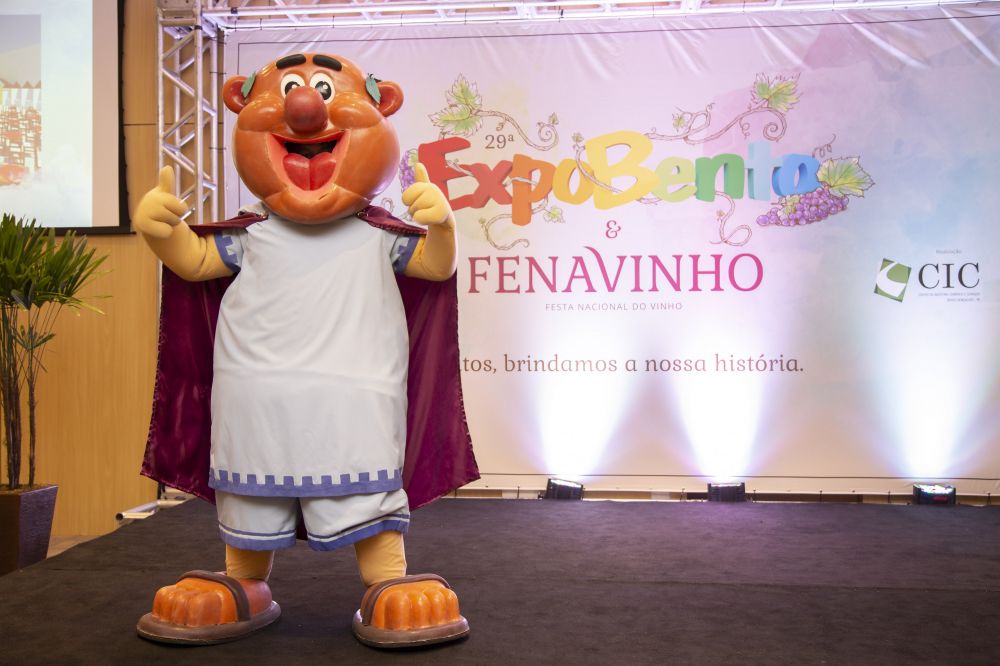 Boneco-símbolo da Fenavinho ressurge para divulgar a festa