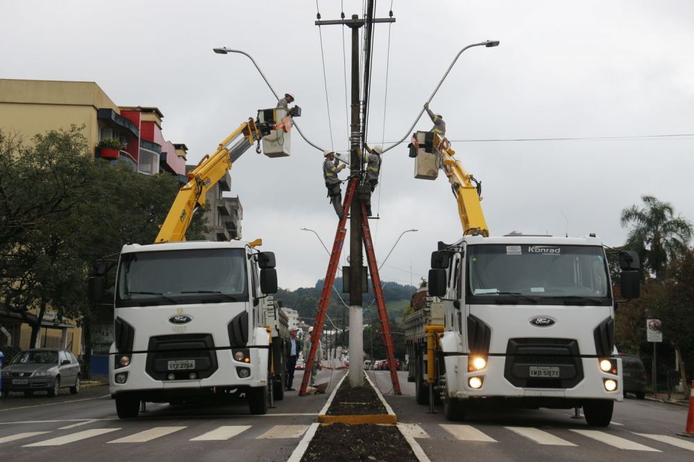 Avenida Independência ganha iluminação em LED