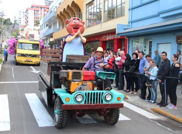 Fim de Semana com desfile em Bento Gonçalves