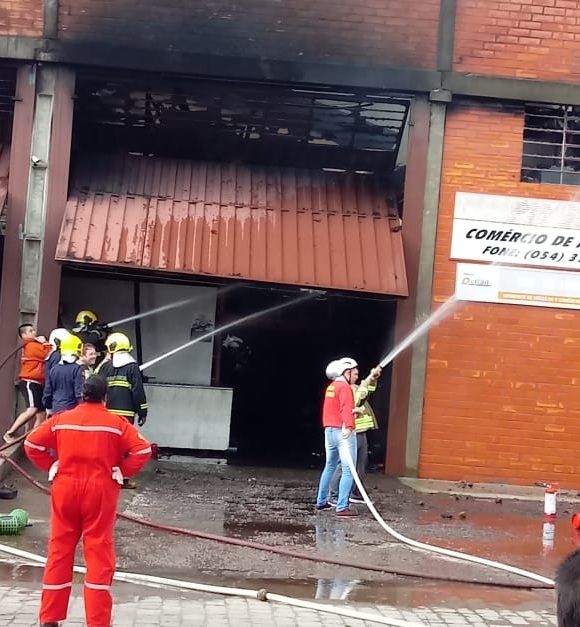 Incêndio de grandes proporções destrói loja de autopeças em Farroupilha