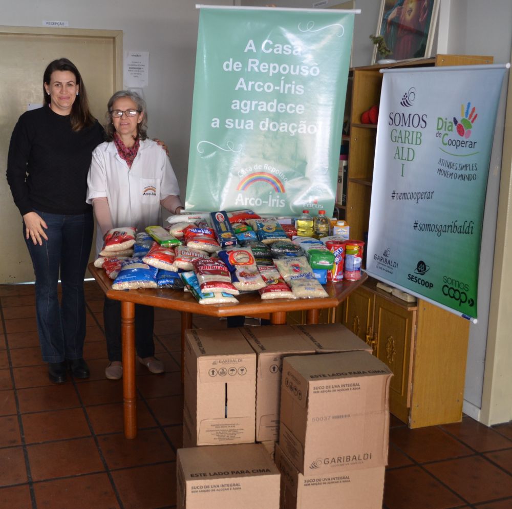 Cooperativa Vinícola Garibaldi faz doação de alimentos para casa de repouso