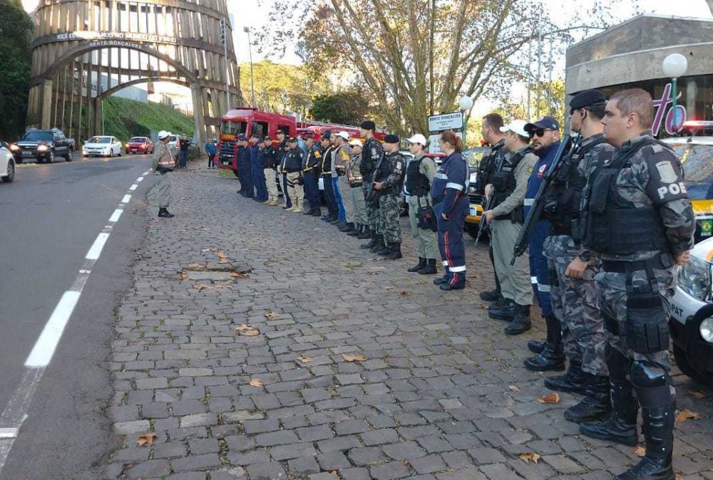 Policiais militares mortos são homenageados na região