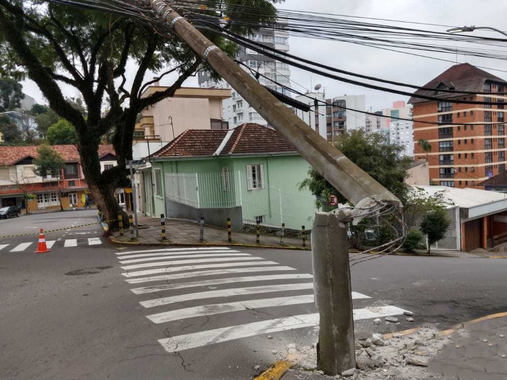 Veículo colide em poste e foge do local em Bento Gonçalves