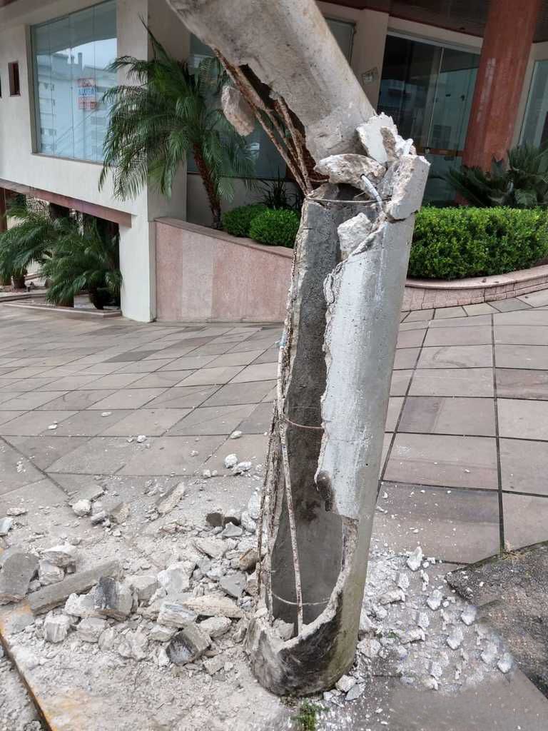 Veículo colide em poste e foge do local em Bento Gonçalves