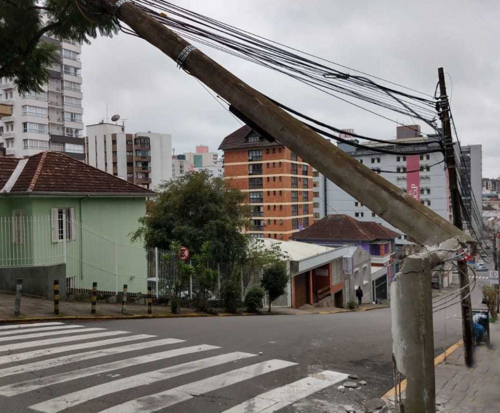 Veículo colide em poste e foge do local em Bento Gonçalves