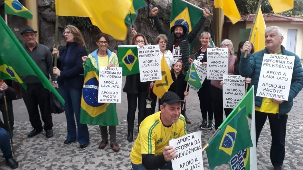 Mesmo com chuva,  protesto a favor da Lava Jato e da reforma da Previdência é realizado