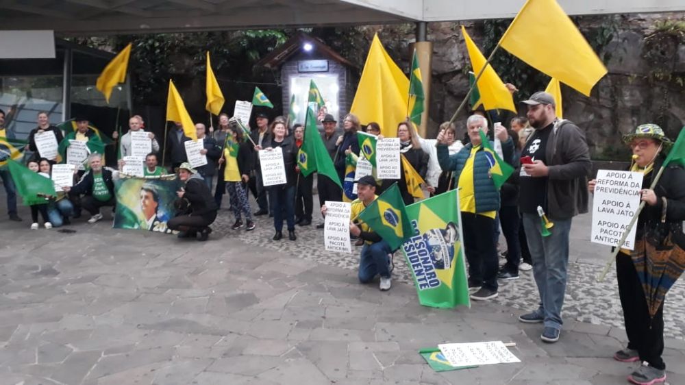 Mesmo com chuva,  protesto a favor da Lava Jato e da reforma da Previdência é realizado