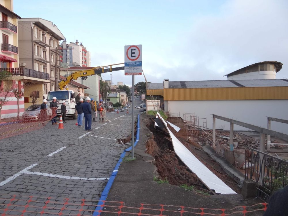 Muro cai e bloqueia rua no Centro de Carlos Barbosa